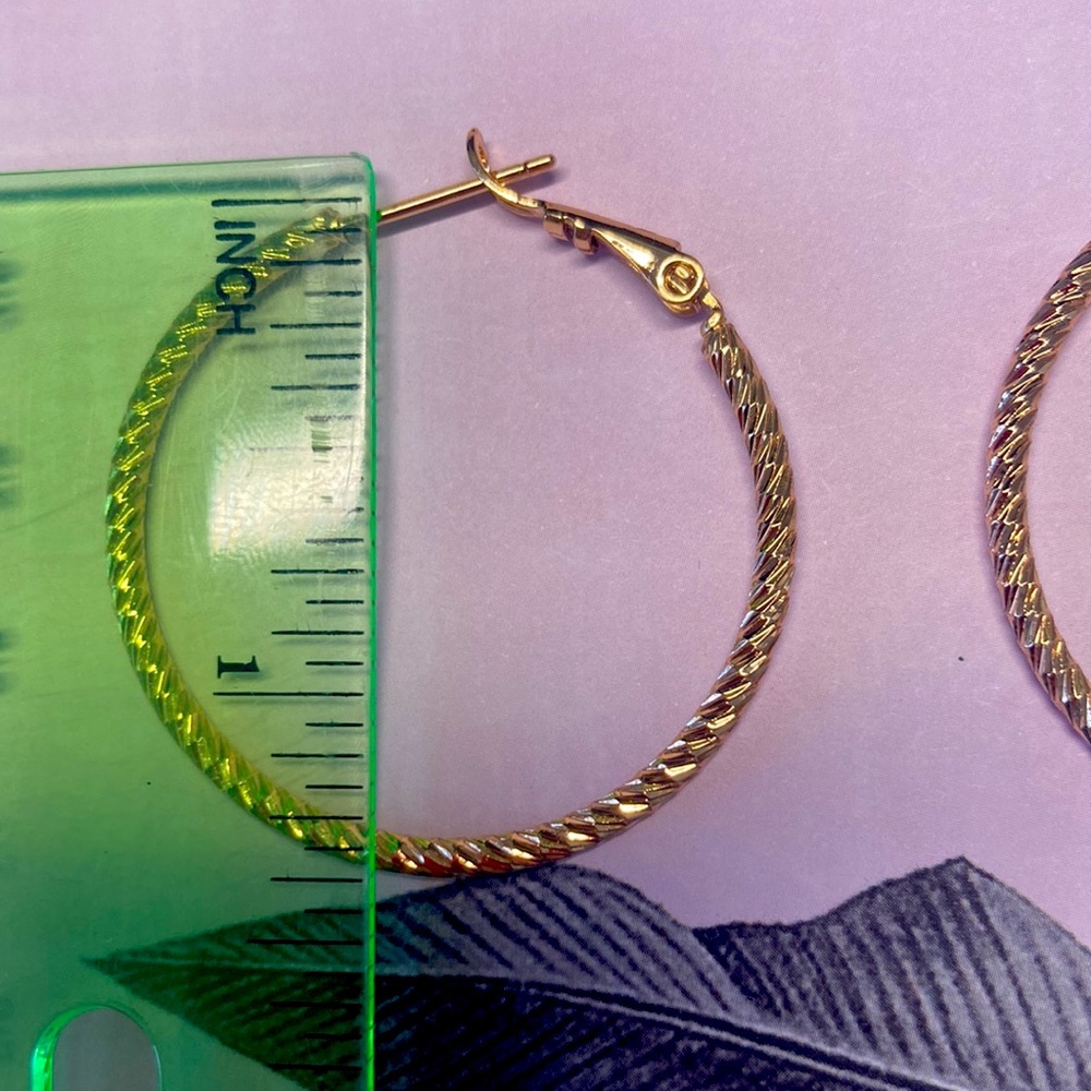 🌟 Gold Hoop Earrings - Picture 3 of 3
